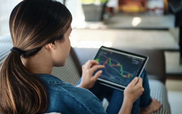 Young women ETF investing passive investment